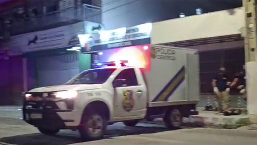   A primeira foi em Mossoró. Um garoto de 14 anos atirou na Polícia Militar e no revide ele terminou morrendo baleado na região da Favela do Pirrichil, em Mossoró-RN. O segundo caso aconteceu na cidade de Areia Branca-RN. Antônio Victor de Sousa Santos Soares, de 22 anos, foi assassinado por dois encapuzados que fugiram numa moto. Os dois casos serão investigados pela Policia Civil, com base nos relatórios do polícia Científica.