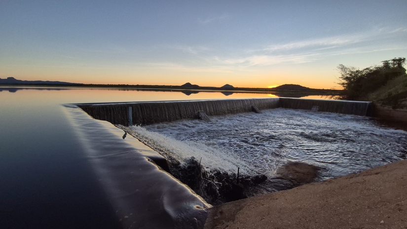   Em maio de 2026, as reservas hídricas do Rio Grande do Norte atingiram 54,11% da capacidade total, representando um ganho de 901 milhões de m³ em relação a janeiro, impulsionado pelo período chuvoso. O cenário atual registra 18 reservatórios sangrando, incluindo grandes mananciais como Oiticica e Santa Cruz com níveis elevados, enquanto a Barragem Armando Ribeiro Gonçalves acumula 44,38%. Apesar da recuperação geral, dez açudes permanecem em situação crítica, operando com menos de 10% de sua capacidade. 