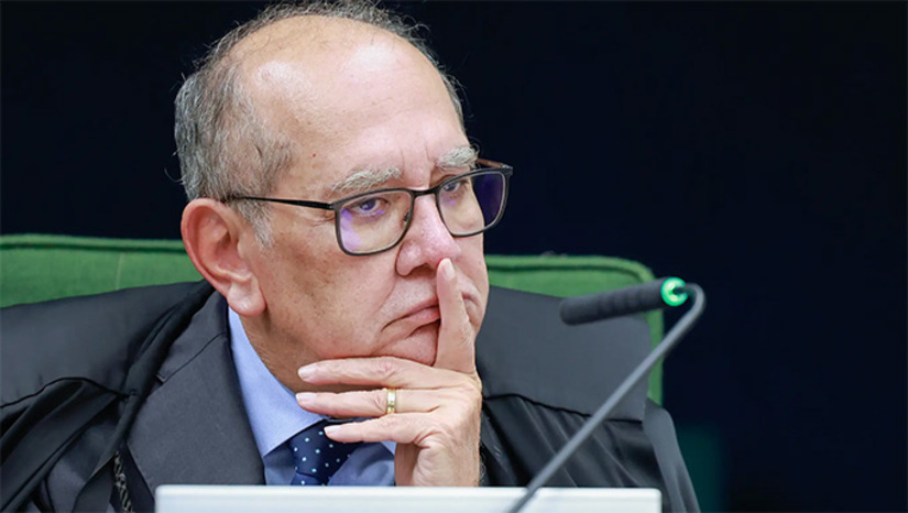   Muitos ilustres não foram, e como notório, centenas de servidores federais e estaduais foram cedidos sob ônus de seus Governos. O famigerado “Gilmarpalooza” chegou à sua edição de 2026 sob a síndrome do passeio: um evento em Portugal para debater muito sobre o Brasil – algo que poderia ser feito em qualquer faculdade do País. Para piorar, os três dias de passeio, ops!, evento em Lisboa foram coroados no encerramento, com a bomba lançada por Malu Gaspar, do “O Globo”, sobre o ilustre palestrante Alexandre de Moraes: a delação de Daniel Vorcaro, rejeitada pela PF, continha um anexo sobre mais um contrato de R$ 50 milhões do “banqueiro” com a esposa-advogada do ministro do STF. Foi um ti-ti-ti no plenário e nos corredores de deixar corados os togados do palco.  Veja mais na COLUNA ESPLANADA