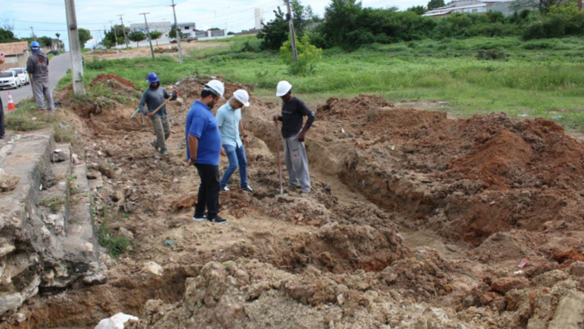  A Prefeitura de Mossoró-RN iniciou obras de drenagem na rua Inácio Pereira do Vale Neto, no bairro Vingt Rosado, para reduzir os alagamentos no período chuvoso. O serviço consiste na instalação de um dissipador de água para diminuir a velocidade do escoamento, evitando erosões e danos ao pavimento. 