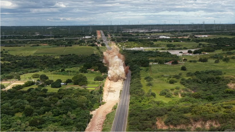   O trabalho foi coordenado pelo engenheiro Rafael Nogueira Santiago, da CLC, com apoio da Polícia Rodoviária Federal, a comunidade e a imprensa, com a finalidade de dá andamento o trabalho de duplicação da BR 304, no trecho entre Assu e Mossoró-RN. A explosão das rochas estava prevista inicialmente de acontecer ao meio dia, porém houve atraso e os técnicos decidiram por realizar às 15 horas. A PRF e os sinalizadores da ClC fecharam os dois lados da rodovia, enquanto as dinamites foram explodidas, e, posteriormente, o material retirado da pista e o tráfego liberado com segurança. “Trabalho executado com sucesso”, diz Rafael Nogueira.