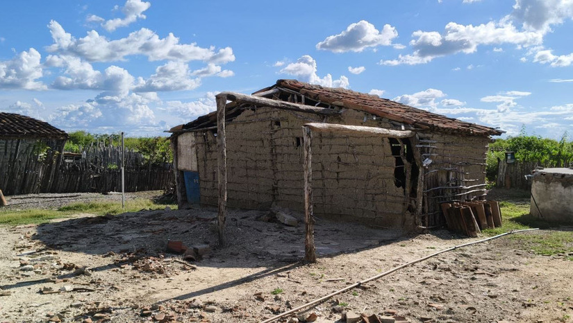   A doença de Chagas avança no semiárido do RN impulsionada por insetos que se alojam em frestas de antigas casas de taipa. Como o contágio destrói o coração, a Uern surge como a principal resposta ao oferecer tratamento gratuito a 500 pacientes. A universidade realiza exames e mutirões em áreas isoladas para fazer diagnósticos precoces e evitar a morte súbita no campo. A ação dá suporte a municípios como Felipe Guerra, que tenta cortar o ciclo de infecção substituindo moradias de taipa por unidades de alvenaria.