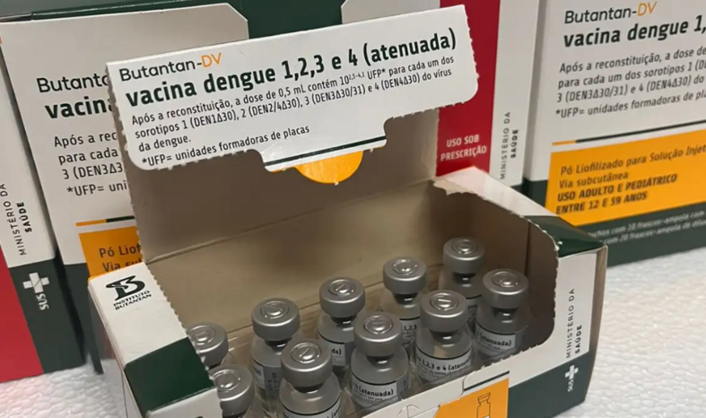   O Ministério da Saúde suspendeu temporariamente a vacina contra dengue do Instituto Butantan após 42 pessoas vacinadas apresentarem sintomas severos, resultando em três internações e duas mortes. O ministro Alexandre Padilha afirmou que a pausa é uma medida de precaução para investigar os casos raros e inesperados, mantendo total confiança na instituição.