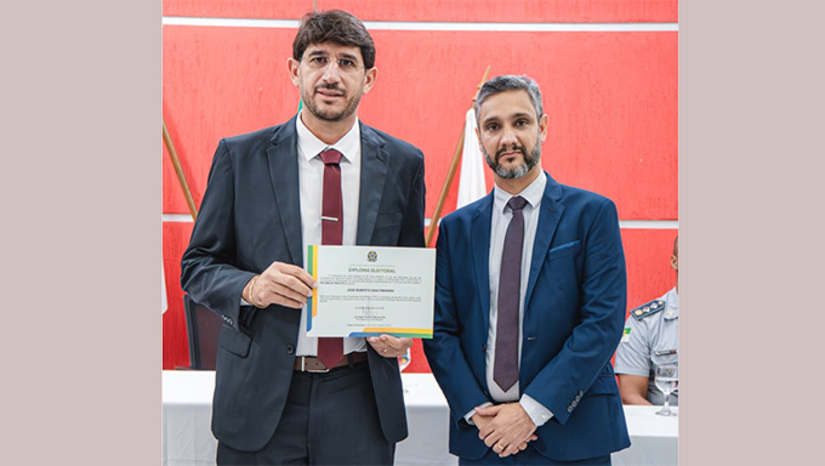   O juiz Fábio Ferreira de Vasconcelos expediu determinação ao presidente da Câmara Municipal de Itaú-RN, para que emposse os eleitos nos seus respectivos cargos imediatamente, o que deve ocorrer no final da tarde desta terça-feira, 9. Ao desobedecer, poderá pagar multa pessoal de R$ 20 mil e responder por improbidade. Roberto Pezão e Rosa foram eleitos em eleição suplementar no dia 17 de maio, após prefeito e vice eleitos em 2024 terem sido cassados.