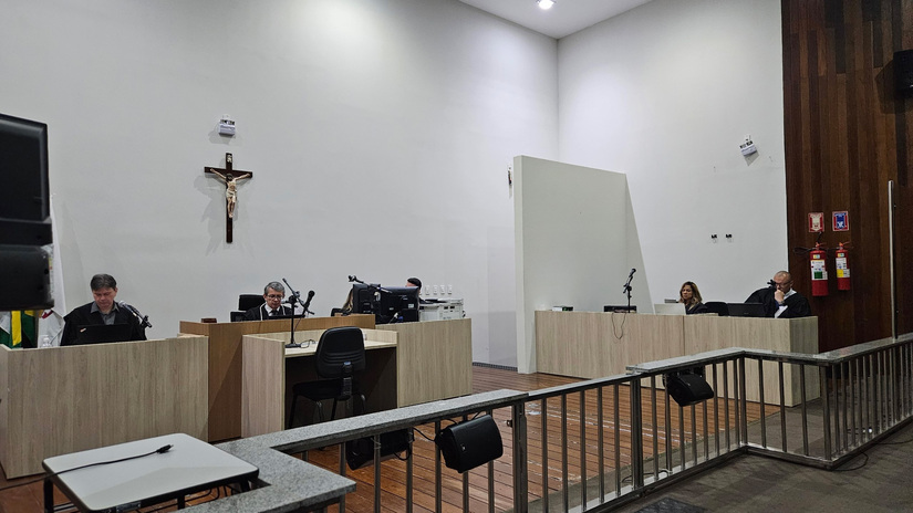   Mikael Holanda foi sentenciado, também, por ter tentado matar o pai da esposa, Antônio Vieira. Isto porque Seu Antônio Vieira e Jailson Vieira teriam reclamado que ele (Mikael) estava maltratando a esposa durante o resguardo, a ponto de ela ter que ser internada num hospital psiquiátrico. O pai de Mikael, Luiz Carlos, também estaria envolvido. No caso, o Conselho de Sentença aceitou na íntegra a tese do Ministério Público Estadual, condenando o réu por homicídio qualificado e tentativa de homicídio qualificado. O júri aconteceu nesta quarta-feira, dia 10 de junho de 2026, no Fórum Municipal de Mossoró. Cabe recurso num prazo de cinco dias. O réu teve a prisão decretada. 