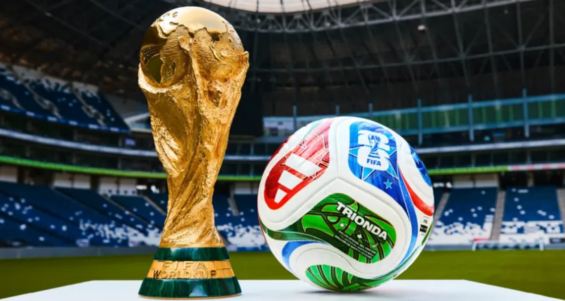   A Copa do Mundo de 2026 começa nesta quinta-feira (11), às 14h30, com o jogo entre México e África do Sul no Estádio Azteca, marcando a primeira edição sediada conjuntamente por três países. O torneio adota um formato expandido com 48 seleções e conta com uma cerimônia de abertura simultânea e integrada. Os bastidores do evento enfrentam tensões devido às rígidas restrições migratórias dos EUA contra delegações estrangeiras.