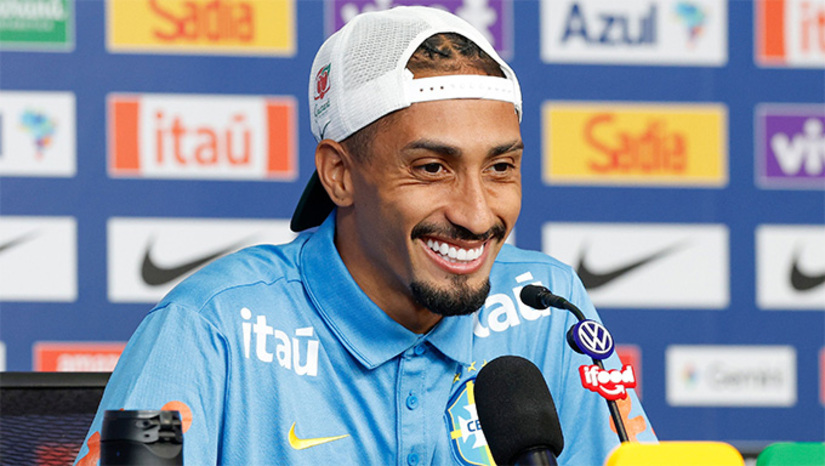   A Seleção Brasileira fará sua estreia oficial no Mundial neste sábado, 13 de junho, enfrentando a forte seleção de Marrocos pela primeira rodada do Grupo C. O confronto está agendado para as 19h (horário de Brasília) no gramado do MetLife Stadium, em Nova Jersey. "Estamos estudando alguns lances deles, mapeando os pontos fortes e as fragilidades para sabermos onde podemos encontrar facilidades e como neutralizar as principais armas deles. Temos dias importantes pela frente até o jogo para aprimorar tudo o que precisamos entender sobre Marrocos", concluiu Raphinha.