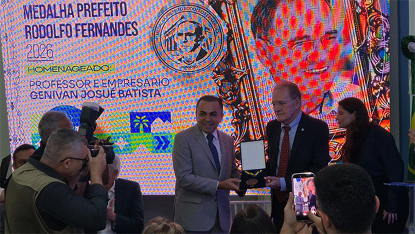   O prefeito de Mossoró, Marcos Medeiros, homenageou neste sábado (13) o empresário e professor Genivan Josué Batista com a Medalha Prefeito Rodolfo Fernandes, a mais alta honraria concedida pelo Município de Mossoró. Genivan Josué Batista atuou por muitos anos na odontologia, depois esteve no Banco do Brasil e na Educação formatou a rede estadual de ensino, a partir da Escola Estadual Jerônimo Rosado, tendo criado todas as escolas no entorno. Sua atuação na educação foi crucial no fortalecimento da UERN, onde é aposentado como professor. Fundou a Rede A Construtora, que está presente hoje em três estados, gerando centenas de empregos. 