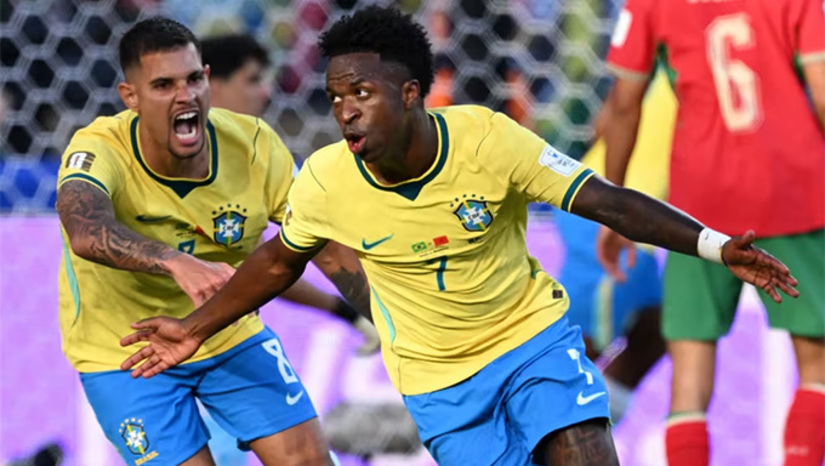   A seleção de Carlo Ancelotti foi dominada na maior parte da etapa inicial e sofreu o gol, em contra-ataque veloz dos africanos. O time brasileiro não se encontrava em campo e errava muito. Vinícius Júnior, porém se destacava. Parecia mais à vontade no jogo e em jogada individual empatou com um belo gol.