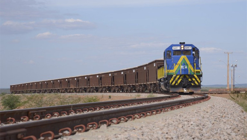   A entrada do trecho ferroviário Natal–Macau na carteira federal de projetos não é apenas uma notícia regional. Ela é a prova concreta de que o Brasil começou, enfim, a sair de uma lógica antiga, centralizadora e paralisante, que por décadas manteve a infraestrutura ferroviária refém de burocracia, indecisão e baixa capacidade de execução. O corredor potiguar foi incluído no novo ambiente de Ferrovias Inteligentes, criado para dar destino econômico a trechos ociosos, subutilizados ou com potencial de reativação. Isso não surgiu por acaso. É consequência direta de uma mudança legal e regulatória que o país levou tempo demais para fazer.  Esta mudança significativa no Marco Regulatório das Ferrovias é obra do ex-senador Jean Paul Prates, titular deste espaço. Mais, na COLUNA OPINIÃO.