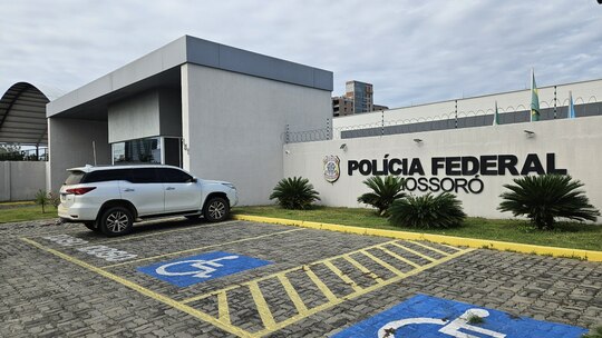   A Operação Recovery, deflagrada pela FICCO/RN, resultou na prisão de oito pessoas e apreensão de armas, munições e dinheiro em espécie para desarticular a estrutura financeira de uma facção criminosa interestadual. A ação, com mandados em três estados, focou em lideranças da organização que atuavam no tráfico de drogas a partir do Oeste potiguar.