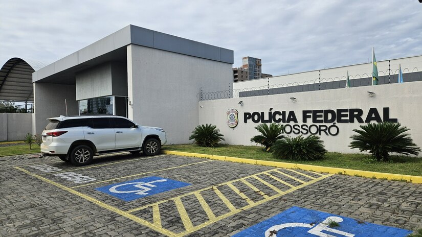  A Operação Recovery, deflagrada pela FICCO/RN, resultou na prisão de oito pessoas e apreensão de armas, munições e dinheiro em espécie para desarticular a estrutura financeira de uma facção criminosa interestadual. A ação, com mandados em três estados, focou em lideranças da organização que atuavam no tráfico de drogas a partir do Oeste potiguar.