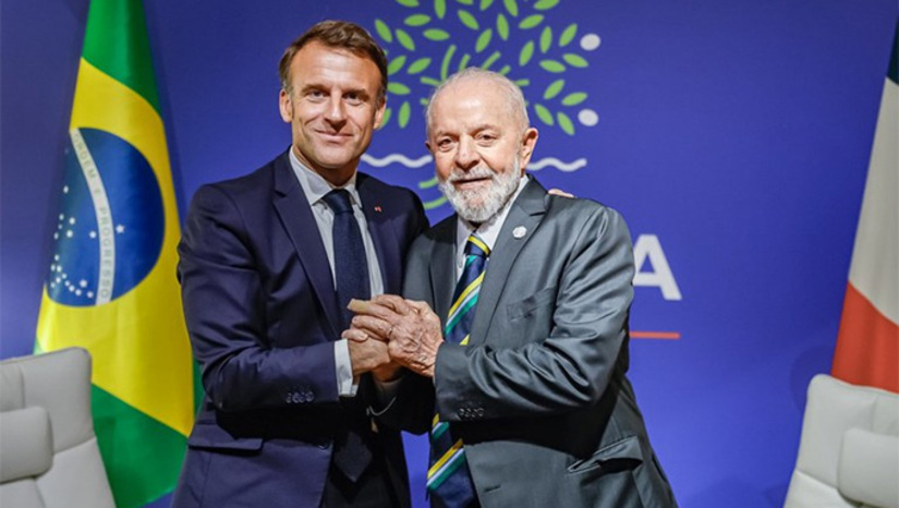   O presidente brasileiro Lula da Silva (PT), que pediu para ir ao evento, foi ironizado e desdenhado pelos presidentes das potências reunidas no G7 na França. Realizado num resort à beira de um lago em Évian-les-Bains, o encontro serviu para mostrar a Lula e ao mundo que o Governo do petista força a barra para que ele seja reconhecido na turma, a despeito de a potência econômica do Brasil merecer destaque. Segundo relatos sigilosos de três servidores e diplomatas, o presidente do G7, o líder francês Emmanuel Macron, teve de se explicar aos ouvidos dos presidentes Donald Trump (EUA) e da Primeira-Ministra do Japão, Sanae Takaichi, o que Lula fazia ali. O brasileiro, que usa o evento como vitrine eleitoral, foi ignorado por Trump até em tentativa de aperto de mão na foto oficial, e encaminhado por um funcionário à outra ponta para o registro da imagem. O desdém e risos amarelos dos líderes foram o coroamento da vergonha alheia. Mais, na COLUNA ESPLANADA