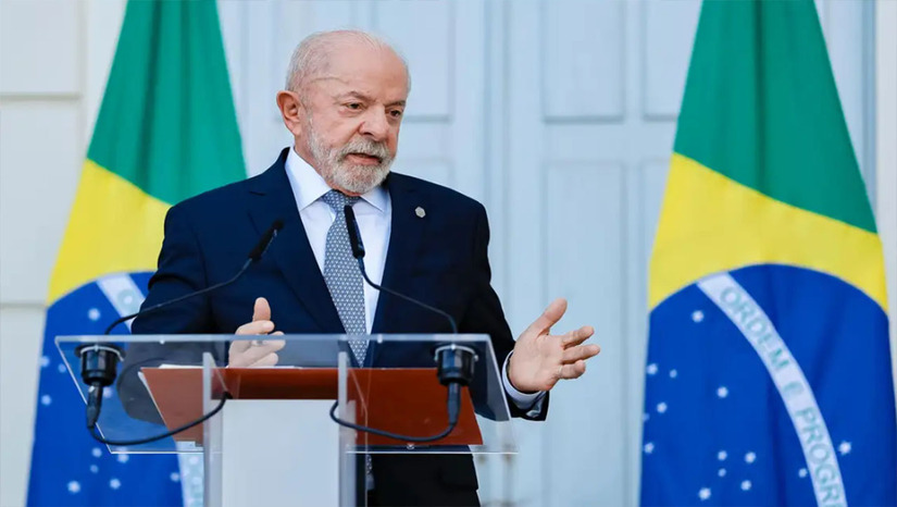   O presidente Lula cobrou que Donald Trump não interfira nas eleições brasileiras e respeite a soberania do país. A declaração, feita na Cúpula do G7, rebateu falas de Trump, que chamou o Brasil de "perigoso politicamente" e criticou a condenação de Eduardo Bolsonaro pelo STF. O ex-deputado foi sentenciado ao regime semiaberto por coação no processo que investiga a tentativa de golpe de Jair Bolsonaro. Lula enfatizou que, embora o líder americano tenha direito às suas preferências ideológicas, o código de ética e o respeito mútuo entre as nações devem ser mantidos.