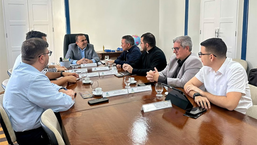 Imagem 1 - O Bispo Dom Francisco e o Padre Antoniel Alves, pároco da Catedral de Santa Luzia, além de outros membros da Diocese, acompanhados com o vereador Thiago Marques e a secretária de Governo, Isabela Freitas, se reuniram nesta sexta-feira, com o prefeito Marcos Medeiros, no Palácio da Resistência. A gestão municipal reforçou a parceria entre a Prefeitura de Mossoró e a Diocese de Mossoró na organização da festa, que mobiliza milhares de fiéis e visitantes todos os anos nos primeiros 15 dias de dezembro. Imagem 1 - O Bispo Dom Francisco e o Padre Antoniel Alves, pároco da Catedral de Santa Luzia, além de outros membros da Diocese, acompanhados com o vereador Thiago Marques e a secretária de Governo, Isabela Freitas, se reuniram nesta sexta-feira, com o prefeito Marcos Medeiros, no Palácio da Resistência. A gestão municipal reforçou a parceria entre a Prefeitura de Mossoró e a Diocese de Mossoró na organização da festa, que mobiliza milhares de fiéis e visitantes todos os anos nos primeiros 15 dias de dezembro.