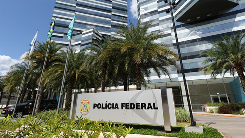 Imagem 1 - Começou no Congresso Nacional, entre advogados graúdos e mega empresários um movimento discreto e intenso de troca de chips de celulares – e em alguns casos até o abandono dos aparelhos pelos mais desconfiados. Desde o seu 1º mandato, por exemplo, o presidente Lula da Silva não tem celular. Usou e ainda usa os das esposas, de seguranças (já notório) e de motoristas. Assim tem sido com a nova safra: faxineiros, copeiros, garçons e motoristas estão cedendo seus nomes para os chefões do patronato e da política falarem ao telefone celular sem medo. Mais, na COLUNA ESPLANADA Imagem 1 - Começou no Congresso Nacional, entre advogados graúdos e mega empresários um movimento discreto e intenso de troca de chips de celulares – e em alguns casos até o abandono dos aparelhos pelos mais desconfiados. Desde o seu 1º mandato, por exemplo, o presidente Lula da Silva não tem celular. Usou e ainda usa os das esposas, de seguranças (já notório) e de motoristas. Assim tem sido com a nova safra: faxineiros, copeiros, garçons e motoristas estão cedendo seus nomes para os chefões do patronato e da política falarem ao telefone celular sem medo. Mais, na COLUNA ESPLANADA