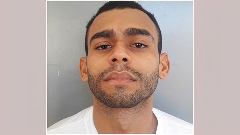   Aldecir Avelino da Fonseca Júnior, de 33 anos, o"Júnior Pardal", cumpre pena de 29 anos e 4 meses de prisão por queimar viva a dona de casa Deuzilene Antônia e e filha dela, Glicia Roberta (Pcd), em 2016. Ele sofreu tentativa de homicídio na noite de domingo (21) no Conjunto Integração, em Mossoró-RN. Junior Pardal, que foi socorrido para o Hospital Regional Tarcísio Maia, cumpre pena em regime semiaberto, sendo monitorado por tornozeleira eletrônica. 