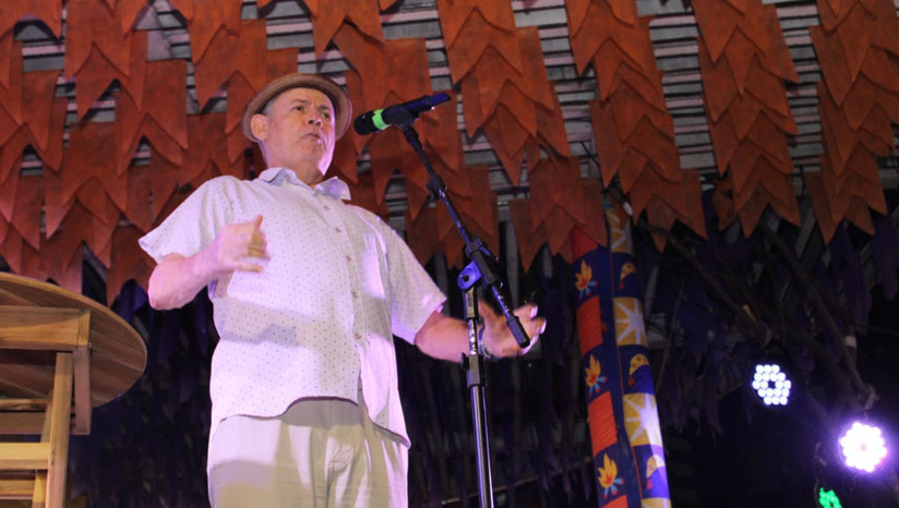 Imagem 1 - O Polo Poeta Antônio Francisco, no festival Mossoró Cidade Junina, recebe nesta segunda-feira (22) o humorista paraibano Zé Lezin, interpretado por Nairon Barreto, que apresenta seus tradicionais causos do cotidiano às 20h. Dedicado à valorização da cultura popular nordestina com a presença de poetas, escritores e cordelistas, o espaço inicia sua programação cultural mais cedo, trazendo ao palco as apresentações de Maurílio Santos, às 18h, e de Caio Santos, às 19h. Imagem 1 - O Polo Poeta Antônio Francisco, no festival Mossoró Cidade Junina, recebe nesta segunda-feira (22) o humorista paraibano Zé Lezin, interpretado por Nairon Barreto, que apresenta seus tradicionais causos do cotidiano às 20h. Dedicado à valorização da cultura popular nordestina com a presença de poetas, escritores e cordelistas, o espaço inicia sua programação cultural mais cedo, trazendo ao palco as apresentações de Maurílio Santos, às 18h, e de Caio Santos, às 19h.