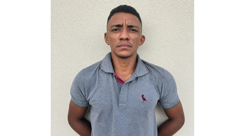   Francisco Bernardo de Oliveira Filho, de 26 anos, foi morto com dois tiros na madrugada desta quarta-feira (24), dentro de sua casa na comunidade do Pirrichil, em Mossoró (RN). No local, a Polícia Militar não encontrou testemunhas, mas apreendeu porções de cocaína, crack e 169 reais. A Delegacia de Homicídios investiga o caso com foco na disputa territorial pelo tráfico de drogas, em um cenário de persistência dos índices de violência na segunda maior cidade do estado.