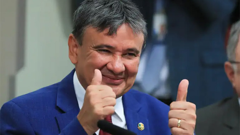   Manda-chuva do PT no Piauí, o ministro do Desenvolvimento Social, Wellington Dias, lançou seu filho a deputado estadual, mas a herdeira avisou que não quer ser a coadjuvante como 1ª suplente de Júlio César ao Senado. Já a esposa está muito bem como conselheira do TCE. Tudo resolvido em casa, Dias começa a organizar a agenda para coordenar a campanha de Lula da Silva no Nordeste.  Mais, na COLUNA ESPLANADA