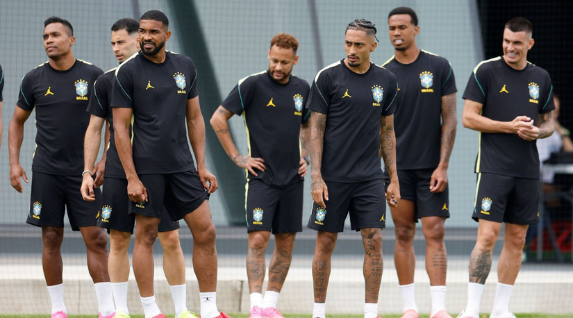   O Brasil enfrenta a Escócia nesta quarta-feira (24), às 19h (horário de Brasília), em Miami, em confronto direto decisivo pelo Grupo C da Copa do Mundo. Líder da chave com 4 pontos, a Seleção Brasileira busca consolidar sua vaga nas oitavas de final após empatar com o Marrocos (1x1) e vencer o Haiti (3x0) nas rodadas anteriores.