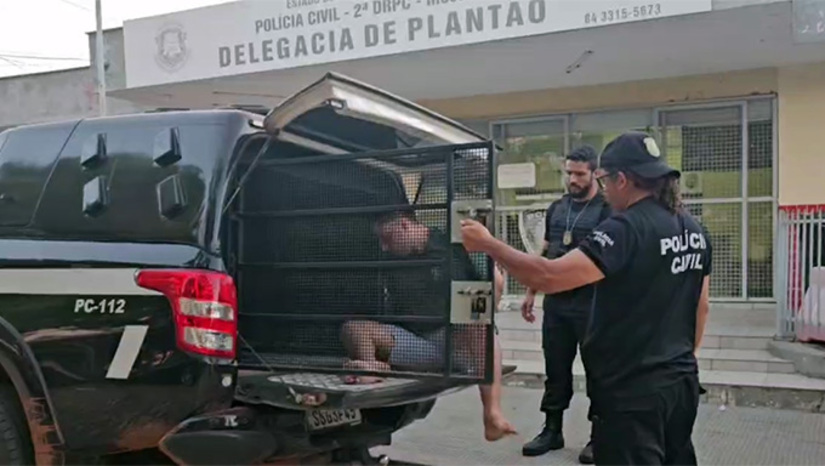   Wilson Mariano da Silva Filho, de 26 anos, que já é condenado por homicidio, foi preso numa casa onde estava escondido no Conjunto Nova Mossoró, no bairro Santa Júlia, em Mossoró. O delegado Thiago Biscole informou que chegou ao terceiro envolvido no atentado através da prisão dos dois primeiros presos: José Antônio da Costa, de 32 aos, e Vinicius Gabriel da Silva Freitas, de 18 anos. A Policia também apreendeu as armas e carro usado no atentado. A Policia foca agora na identicação de possíveis mandantes.
