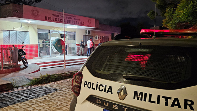 Imagem 1 - Um adolescente de 17 anos foi executado a tiros no bairro Dom Jaime Câmara, em Mossoró (RN), poucas horas após outro homicídio na comunidade vizinha do Pirrichil. A Polícia Militar isolou a área, e as investigações sobre as mortes violentas ficam a cargo da Delegacia de Homicídios e de Proteção à Pessoa (DHPP), sem suspeitos presos até o momento. Imagem 1 - Um adolescente de 17 anos foi executado a tiros no bairro Dom Jaime Câmara, em Mossoró (RN), poucas horas após outro homicídio na comunidade vizinha do Pirrichil. A Polícia Militar isolou a área, e as investigações sobre as mortes violentas ficam a cargo da Delegacia de Homicídios e de Proteção à Pessoa (DHPP), sem suspeitos presos até o momento.