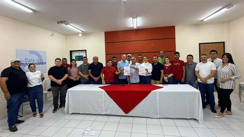 Imagem 1 - Prefeito Artur Vale conseguiu os recursos com o deputado federal Benes Leocádio para reforçar a melhoria na infraestrutura e mobilidade urbana. Serão contemplados trechos da Rua Manoel Joaquim, da Rua Josué Dias, da Rua Clóvis Carlos de Menezes, da Travessa Clóvis Carlos de Menezes e da Rua José Lopes da Costa. Imagem 1 - Prefeito Artur Vale conseguiu os recursos com o deputado federal Benes Leocádio para reforçar a melhoria na infraestrutura e mobilidade urbana. Serão contemplados trechos da Rua Manoel Joaquim, da Rua Josué Dias, da Rua Clóvis Carlos de Menezes, da Travessa Clóvis Carlos de Menezes e da Rua José Lopes da Costa.