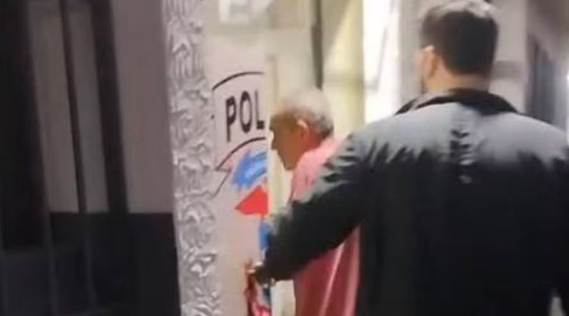Imagem 1 - O motorista Aluísio Farias Batista, de 69 anos, foi preso em Mato Grosso após passar 42 anos foragido pela "Tragédia do Baldo", atropelamento coletivo que deixou 19 mortos e 12 feridos graves no Carnaval de Natal, em 1984. Condenado a 21 anos em regime fechado, o criminoso usava a identidade de um homem morto para trabalhar regularmente como motorista profissional, farsa descoberta pelas polícias civis por meio de investigação documental e reconhecimento facial digital. Imagem 1 - O motorista Aluísio Farias Batista, de 69 anos, foi preso em Mato Grosso após passar 42 anos foragido pela "Tragédia do Baldo", atropelamento coletivo que deixou 19 mortos e 12 feridos graves no Carnaval de Natal, em 1984. Condenado a 21 anos em regime fechado, o criminoso usava a identidade de um homem morto para trabalhar regularmente como motorista profissional, farsa descoberta pelas polícias civis por meio de investigação documental e reconhecimento facial digital.