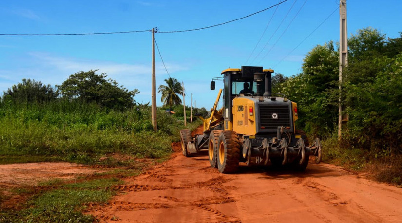  A Prefeitura de Mossoró, por meio da Secretaria Municipal de Agricultura e Desenvolvimento Rural (Seadru), iniciou a manutenção da estrada da comunidade rural de Alagoinha para reparar os danos causados pelas fortes chuvas e melhorar o tráfego local. Essa iniciativa faz parte de um esforço contínuo que já recuperou cerca de 15 quilômetros de vias vicinais na região este ano, beneficiando diretamente os moradores e produtores rurais ao facilitar o escoamento da produção agropecuária, o transporte escolar e o acesso a serviços essenciais.