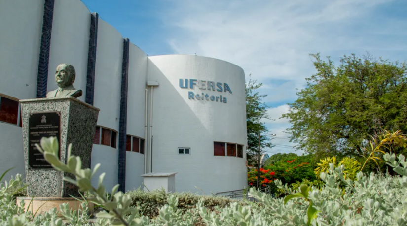   A Ufersa recebeu autorização do governo federal para a criação de 105 novas vagas, sendo 90 técnicos e 15 professores, permitindo a realização do maior concurso público da história da instituição. Com essa portaria, a universidade acumula 167 novos postos autorizados nos últimos 12 meses, aumentando o setor administrativo em quase 25%.