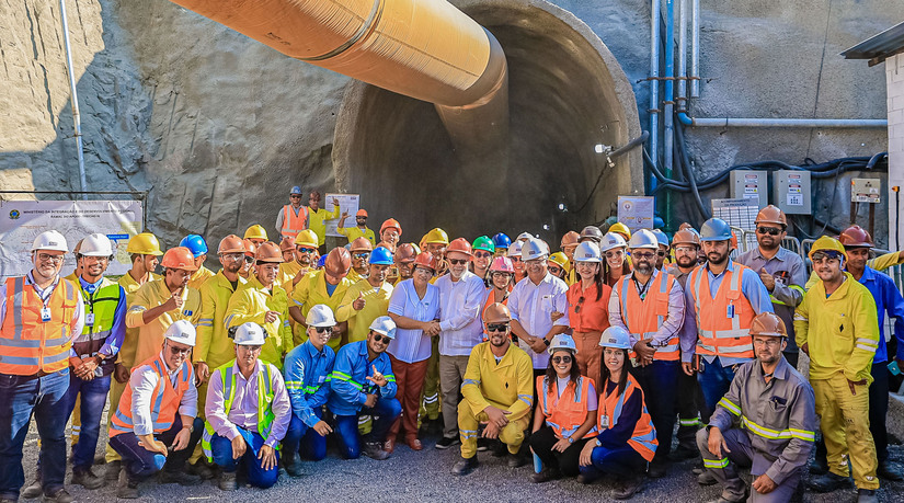   O presidente Lula inaugura o Túnel Major Sales, obra complexa do Ramal do Apodi no Rio Grande do Norte que leva águas da transposição do São Francisco ao oeste potiguar. O projeto de 115,5 km recebeu mais de R$ 1 bilhão em aporte federal, beneficiando 750 mil pessoas com a estrutura e a entrega de ônibus escolares do programa Caminho da Escola.