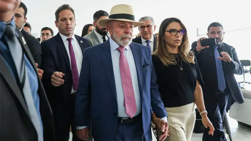  O presidente Lula da Silva (PT) governa o Rio de Janeiro há meses em consórcio com o Supremo Tribunal Federal, e o desembargador presidente do TJ Ricardo Couto de interventor. O ministro Cristiano Zanin deu liminar e Flávio Dino sentou em cima até ontem e proibiram o direito constitucional da ALERJ em eleger um governador-tampão. O voto de Dino veio na véspera do recesso do STF, que retorna apenas em agosto, se o presidente Fachin liberar. Isso deixaria o caso da eleição do Rio em cima da eleição nacional de outubro, e, com certeza, não haverá eleição suplementar, deixando a decisão para a ALERJ. Essa é a avaliação dos bolsonaristas em Brasília, que consideram que elegeriam um nome alinhado ao grupo. Enquanto isso, no mesmo cenário desenhado, isso ajudaria Eduardo Paes (PSD) aliado de Lula. O que se comenta na Praça é que a coisa anda devagar no Supremo e o Rio só terá governador-tampão após eleição de outubro. Veja mais na COLUNA ESPLANADA