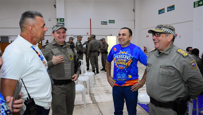   Marcos Medeiros agradeceu o empenho das forças de segurança, da Guarda Civil Municipal e de todos os profissionais envolvidos na operação, ressaltando que o planejamento, a integração entre as instituições e os investimentos realizados garantiram tranquilidade para mossoroenses e turistas durante toda a programação do Mossoró Cidade Junina.
