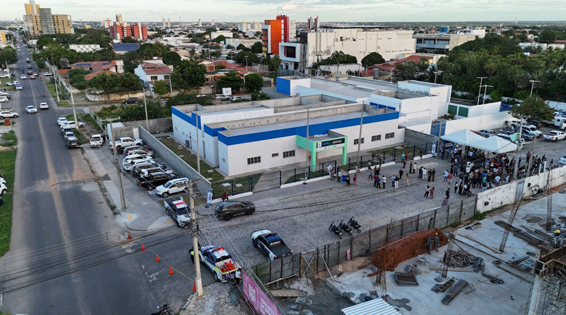  A Prefeitura de Mossoró inaugurou a sede própria do CAPS II, estrutura de R$ 2,3 milhões no bairro Nova Betânia. O novo prédio substitui imóveis alugados e faz parte de um pacote de quatro unidades entregues à sociedade. O espaço funcionará em dois turnos, de segunda a sexta-feira, alinhado às diretrizes do Ministério da Saúde. Gestores e lideranças destacaram que a obra garante inclusão social e dignidade prática por meio do orçamento.