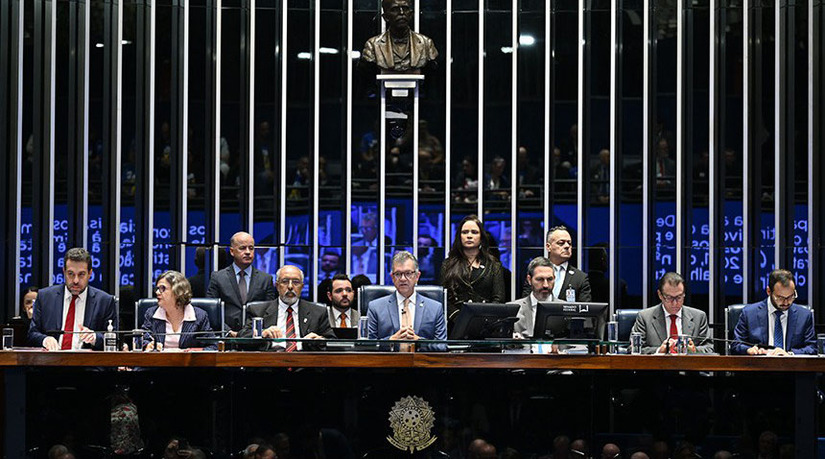   O Senado debateu a PEC que visa extinguir a escala de trabalho 6x1 sem redução salarial, dividindo opiniões entre setores sociais e produtivos. Defensores do governo e de centrais sindicais apoiam a medida como uma necessidade de justiça social e saúde pública, enquanto a oposição e entidades patronais alertam para os riscos de inflação, desemprego e prejuízos a pequenas empresas. O texto da proposta, que já passou pela aprovação da Câmara dos Deputados, segue agora em análise pelas comissões do Senado.