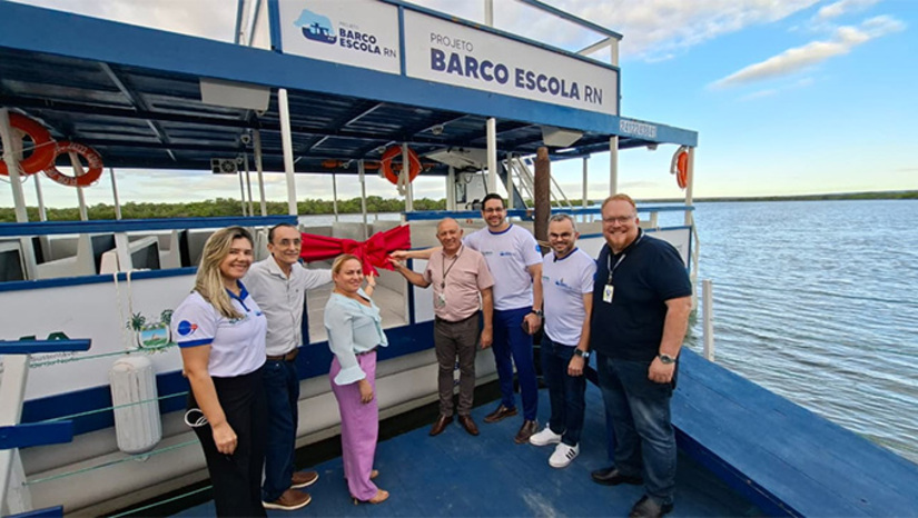   Projeto Barco Escola RN, que já funciona com grande sucesso no Rio Potengi, em Natal, inaugurou embarcação "Flor de Sal", em Grossos-RN, nesta quinta-feira, dia 2 de junho de 2026. "Hoje é um dia de muita alegria para nós. Em menos de um ano da retomada do projeto em Natal, no Rio Potengi, já levamos mais de 15 mil pessoas para vivenciar essa experiência de educação ambiental. Agora, chegamos ao Oeste com uma nova embarcação, a Flor de Sal, um nome que homenageia um dos maiores símbolos da região salineira e representa mais um passo para a educação ambiental", afirmou Werner Fackatt, diretor presidente do IDEMA