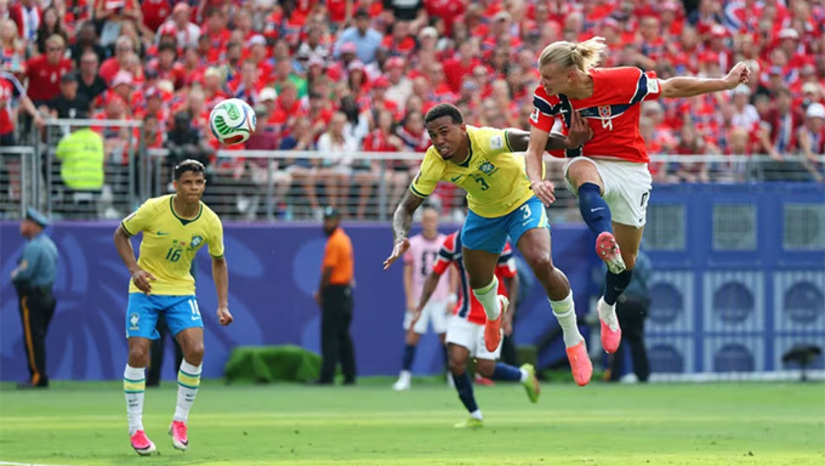   A vitória dos noruegueses nasceu em função da incapacidade da seleção brasileira finalizar jogadas com gols. Aos 13 minutos do primeiro tempo, após Matheus Cunha ser derrubado por Ajer na área, em lance revisado pelo VAR, Bruno Guimarães cobrou o pênalti no canto esquerdo, mas o arqueiro Norueguês Orjan Nyland saltou para fazer a defesa. Antes, o juíz havia anulado gol da Noruega, em função de impedimento. Aos 14 do segundo tempo, Vinicius Junior deixou Endrick cara a cada com o goleiro Orjan Nyland, mas o camisa 19 da seleção brasileira tocou para fora. Esta foi a segunda oportunidade da representação brasileira abrir o placar desperdiçada. Na primeira oportunidade a ter pegar na bola, Haaland cabeçou sem chances para o goleiro Alisson Becker, do Brasil. Pouco tempo depois, recebeu a bola na cabeça da área, bateu forte no canto esquerdo do arqueiro brasileiro, resultado no segundo gol da Noruega. No final da partida, Neymar descontou de penalti.