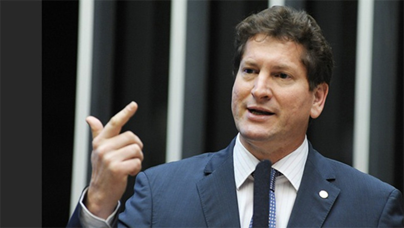   Não bastasse elevar o preço das passagens às alturas como seus aviões – e apesar dos subsídios bilionários da União que nunca se convertem em descontos nas tarifas – a Associação Brasileira das Empresas Aéreas, que reúne as três grandes do setor, ensaia uma operação de madrugada no Aeroporto de Congonhas, em São Paulo, para além das 23h. Jura que é só para pousos de emergência. O deputado federal Jilmar Tatto (PT) pediu audiência pública na Viação de Transportes da Câmara, com pressão de associações de moradores da Vila Mariana e Vila Nova Conceição, para frear o apetite contra “o direito ao descanso, à saúde e à qualidade de vida” na região. O assunto não é polêmico só para os paulistanos. Abre um precedente perigoso para todas as capitais.