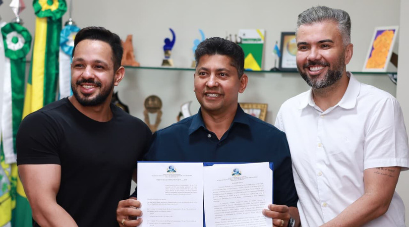   O presidente da Câmara Municipal de Mossoró, vereador Genilson Alves, protocolou nesta segunda-feira (6) um Projeto de Lei Complementar para reestruturar o quadro de servidores da Casa. A medida cria novos cargos e amplia vagas de nível médio e superior, abrindo caminho para a realização de um novo concurso público. É uma medida construída com planejamento, responsabilidade e baseada em critérios técnicos", destacou Genilson Alves