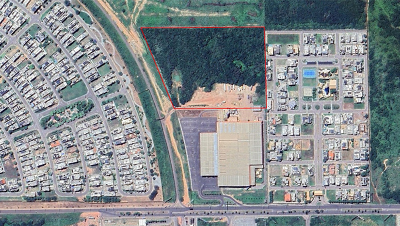   O imóvel está localizado entre  o Atacadão e os condomínios Condomínio Bosque das Carnaubas (em construção), Alphaville, San Ville e Quintas do Lago, no bairro Bela Vista. Fica próximo da UNP, UNINASSSAL, Partage Shopping, Condomínio Américas e outros grandes empreendimentos.  Mais detalhes estão disponíveis na plataforma imobiliária do Carrefour Property, que informa, através de sua assessoria, que "a disponibilização do ativo faz parte de uma estratégia de revisão de portfólio do Grupo Carrefour Brasil". 