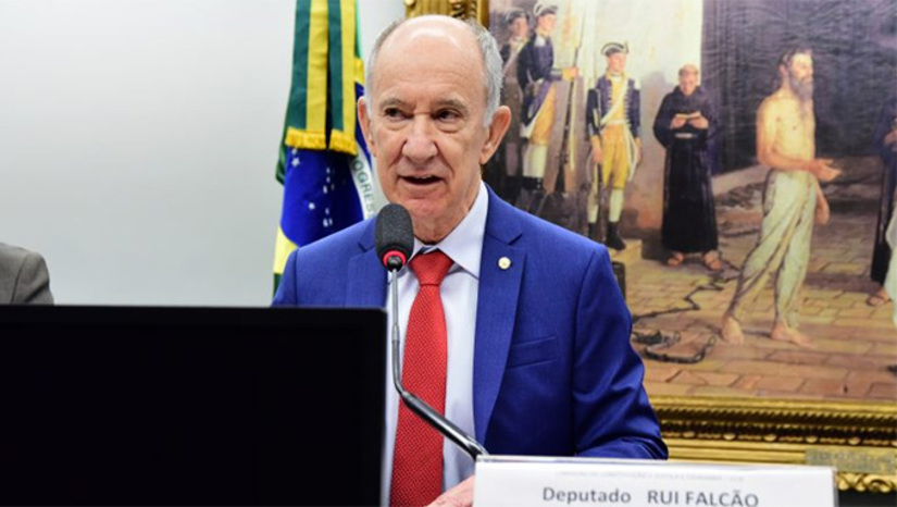   Candidato à reeleição, o deputado federal Rui Falcão (SP), co-fundador do PT, encontrou uma ideia para pegar carona na avançada (e eleitoreira) PEC do fim da escala de trabalho 6 x 1. Ele pede apoio na Câmara dos Deputados, via intranet, para a sua PEC do Direito ao Tempo. Propõe “incluir o tempo como direito fundamental ao pleno desenvolvimento da pessoa humana e ao exercício da cidadania”. 