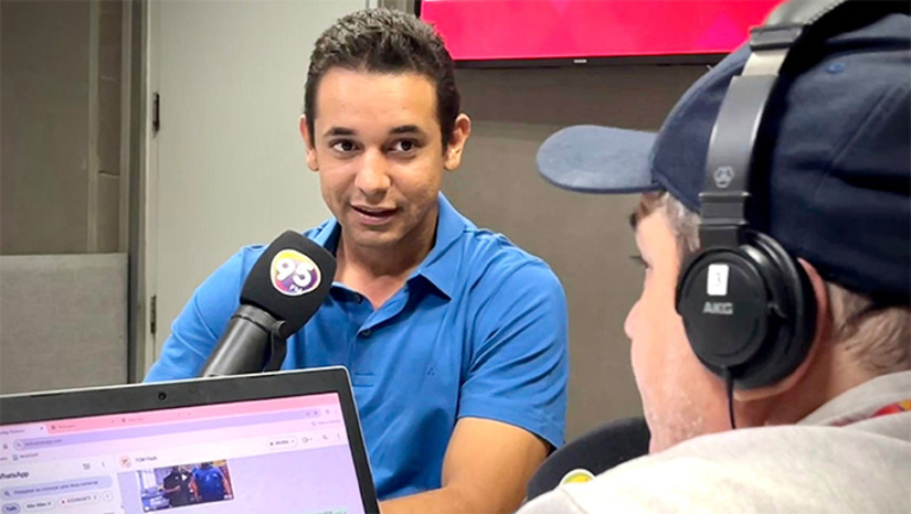   Em entrevista ao programa Meio Dia TCM, na 95 FM Mossoró, o ex-prefeito defendeu a necessidade imediata de um “choque de gestão” para reorganizar as contas públicas potiguares, destacando que a saída passa por modernização tecnológica, corte rigoroso de desperdícios, formação de um secretariado estritamente técnico e amplo diálogo interinstitucional.   Allyson reforçou que, antes de qualquer coisa, será preciso arrumar e controlar a casa, pois sem finanças equilibradas não há como resolver os problemas da saúde, da segurança ou das estradas, assumindo esse desafio com coragem e sem enrolação.