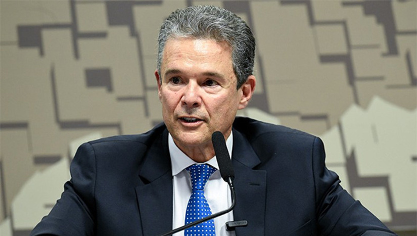   Uma briga velada num dos mais poderosos ministérios da Esplanada tira o sono do PSD, que controla a pasta. O ministro André de Paula virou rainha da Inglaterra – tem a coroa mas não manda no Ministério da Agricultura. Para substituir o titular que deixou a pasta, Paula teve manter indicados do ex-ministro Carlos Fávaro em postos-chaves. É o caso do Subsecretário de Orçamento Fernando Soares. A cúpula do PSD já tentou trocá-lo por outro apadrinhado, mas a turma do agronegócio (em especial do Mato Grosso) que manda lá dentro o segura. Essa Subsecretaria controla os empenhos e pagamentos de tudo, inclusive emendas parlamantares. Mas que todos, de todos os lados ali, comecem a rezar. Como o controlador do PSD, Gilberto Kassab, será o vice de Ronaldo Caiado na disputa presidencial, pode ter fogo nessa lavoura – o Palácio do Planalto tem o isqueiro na mão. Mais, na COLUNA ESPLANADA