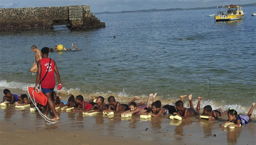   Segundo Sociedade Brasileira de Salvamento Aquático (Sobrasa), entre as crianças de 1 a 4 anos de idade, o afogamento é a segunda causa de morte mais frequente. Entre as de 5 a 9 anos, cai para a terceira posição; e, dos 10 aos 24 anos, ocupa a quarta. A maioria dos acidentes acontecem em ambientes domésticos. Presidente da Sobrasa, o coronel Fábio Braga, do Corpo de Bombeiros Militar do Estado do Rio de Janeiro, destaca que o período de férias escolares deve ser de atenção redobrada entre pais e responsáveis para a prevenção de afogamentos.  “Até 95% dos afogamentos poderiam ser evitados através de educação e informação”, destacou Braga.