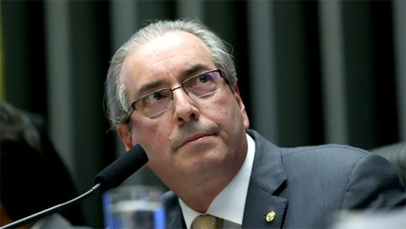   A decisão do ministro Flávio Dino, do STF, tanto com relação a Eduardo Cunha (presidente do Republicanos-MG) e como Valdemar Costa Neto (presidente do PL), se tornou pública neste domingo (12), após o levantamento do sigilo judicial. Os dois estavam recebendo emendas parlamentares (orçamento secreto), mesmo sem cargos eletivos e, no caso, o bloqueio dos recursos é para garantir o ressarcimento aos cofres públicos.