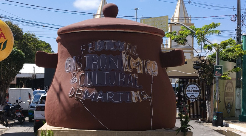   Com panelas aquecidas e um cardápio cultural embalado pelo clima, a 18ª edição do Festival Gastronômico e Cultural de Martins movimentou a economia do Alto Oeste potiguar. Centralizado em uma arena pública e gratuita, o evento atraiu cerca de 100 mil participações em quatro dias, impulsionando o turismo de inverno na região e testando os limites da infraestrutura logística da cidade serrana de 8.000 habitantes.