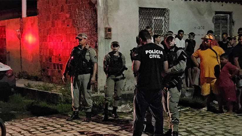   As ocorrências aconteceram no sábado e domingo (12), deste final de semana. Além dos quatro ataques a tiros registrados pela Policia Militar em Mossoró, também aconteceram nas cidades de Assu, Areia Branca e Serra do Mel. Neste último, registrado por volta das 23h deste domingo, 12, o jovem Clayton Gonçalves de Oliveira, de 19 anos, teve sua casa invadida e foi morto a tiros na frente da mulher, na Vila Brasília. Todos os casos estão sendo investigados pela Polícia Civil, com apoio das polícias Cientifica e Militar. 