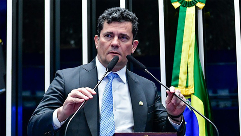   Para quem tinha dúvidas no círculo do presidenciável Flávio Bolsonaro (PL) de que Sergio Moro (União) não vestiria a camisa do clã nessa eleição, eis a prova ontem, no Instagram do senador pré-candidato ao Governo do Paraná. Num post, Moro criticou o fato de Lula da Silva, quando preso, ter recebido 572 visitas – 21 delas do então candidato a presidente Fernando Haddad (PT). “Nunca cogitei cercear o direito de visita ou de correspondência de Lula. Já Bolsonaro agora não pode mais receber visitas de seu filho, Flávio Bolsonaro, na prisão domiciliar e pelo jeito também não tem assegurado o direito de correspondência previsto na lei para todo preso”. A mensagem foi um claro desagravo a pai e filho, e recado a todos de que estão fechados nesta. Veja mais, na COLUNA ESPLANADA