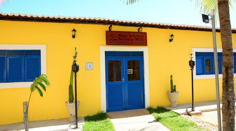   O Museu de Cultura Sertaneja da Uern (Campus Pau dos Ferros) lançou uma campanha para mapear artistas plásticos, artesãos e criadores do Alto Oeste potiguar. Desenvolvida por estudantes de Letras sob coordenação do professor Dr. José Gevildo Viana, a iniciativa busca criar um acervo regional e planejar futuras exposições e pesquisas. Para participar, os artistas devem se cadastrar pelo Formulário de Mapeamento Cultural.
